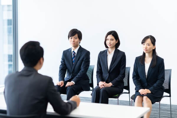 Ứng viên phỏng vấn với nhà tuyển dụng