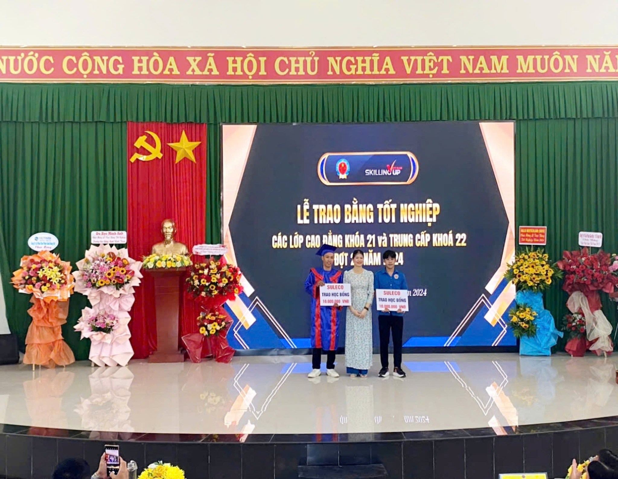 Trao hoc bong CD Nghe NT 2024 (1)