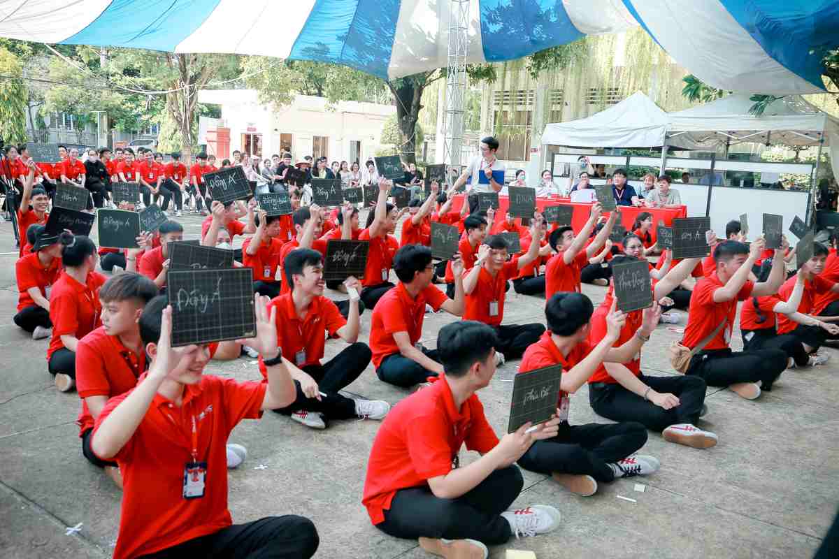 Các trò chơi kiến thức và vận động được hưởng ứng và tham gia đông đảo từ các bạn học viên, sinh viên