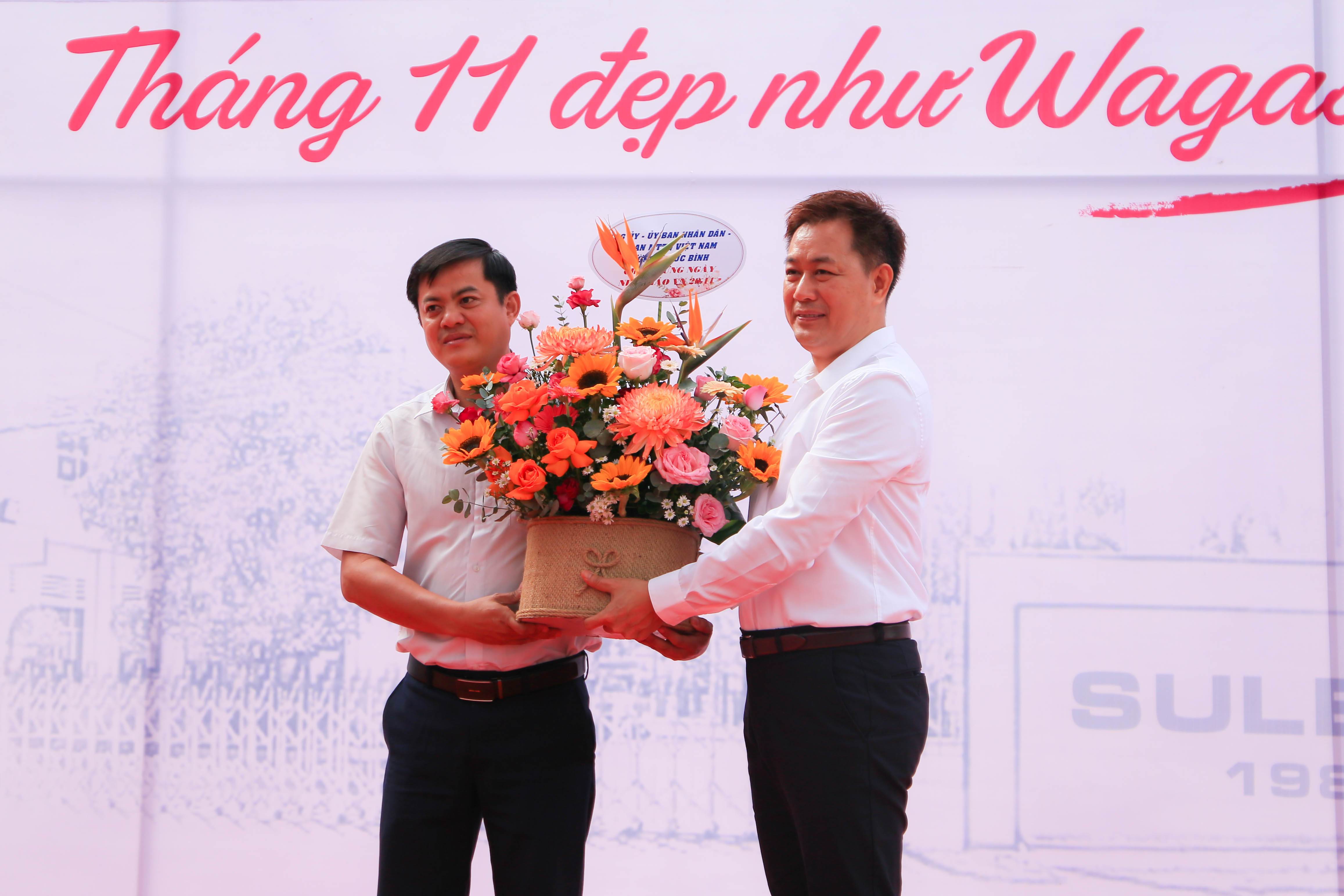 Đảng ủy - UBND - UBMTTQ Việt Nam Phường Phước Bình gửi hoa chúc mừng đến Quý thầy cô Trường Trung cấp Suleco