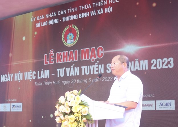 Ông Đặng Hữu Phúc – Giám đốc Sở LĐ-TB&XH tỉnh Thừa Thiên Huế phát biểu khai mạc Ngày hội